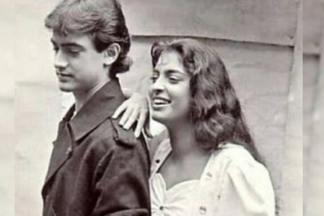 जुही चावला आमिर खान के साथ (फोटो साभार: @juhiaamir.fc)