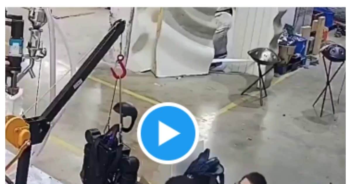 Tach – Viral video: चीन में बेकाबू हुआ इंडस्ट्रियल रोबोट, वर्कर को किया जख्मी; कोडिंग एरर बनी वजह Tach – Viral video: चीन में बेकाबू हुआ इंडस्ट्रियल रोबोट, वर्कर को किया जख्मी; कोडिंग एरर बनी वजह