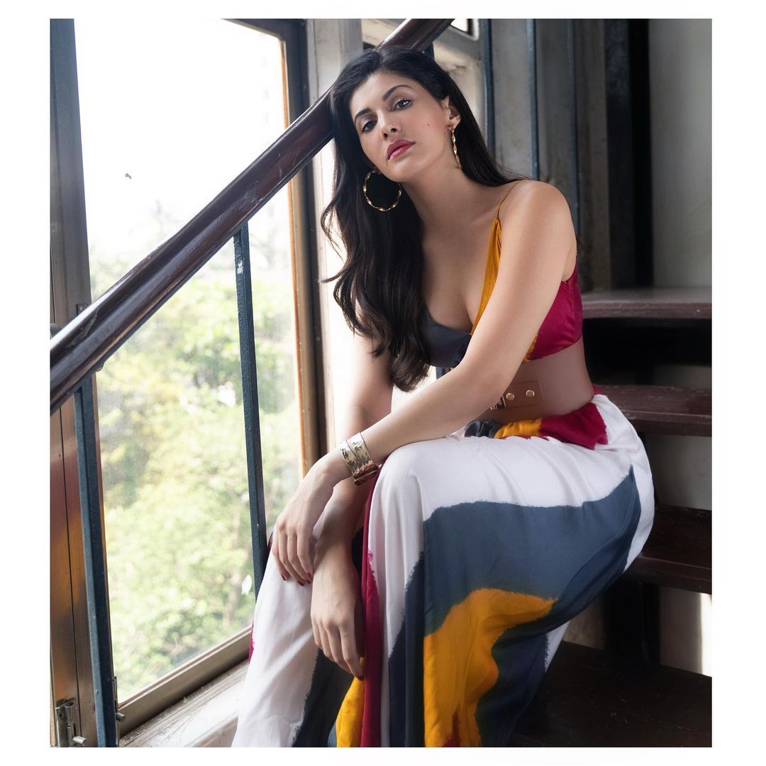 Amyra Dastur Stuns In Yellow Backless Dress See The Diva S Smoking Hot