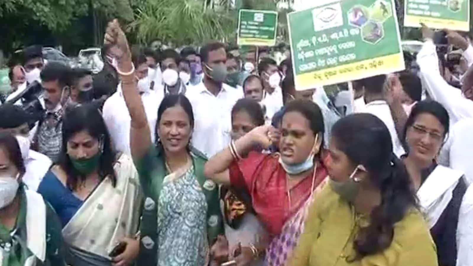 Bjd Stage Protests Near Raj Bhavan In Bhubaneswar Over Short Supply Of