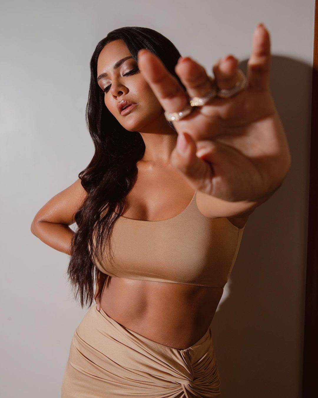 Esha Gupta Looks Beyond Sexy In Nude Bralette And High Slit Skirt In