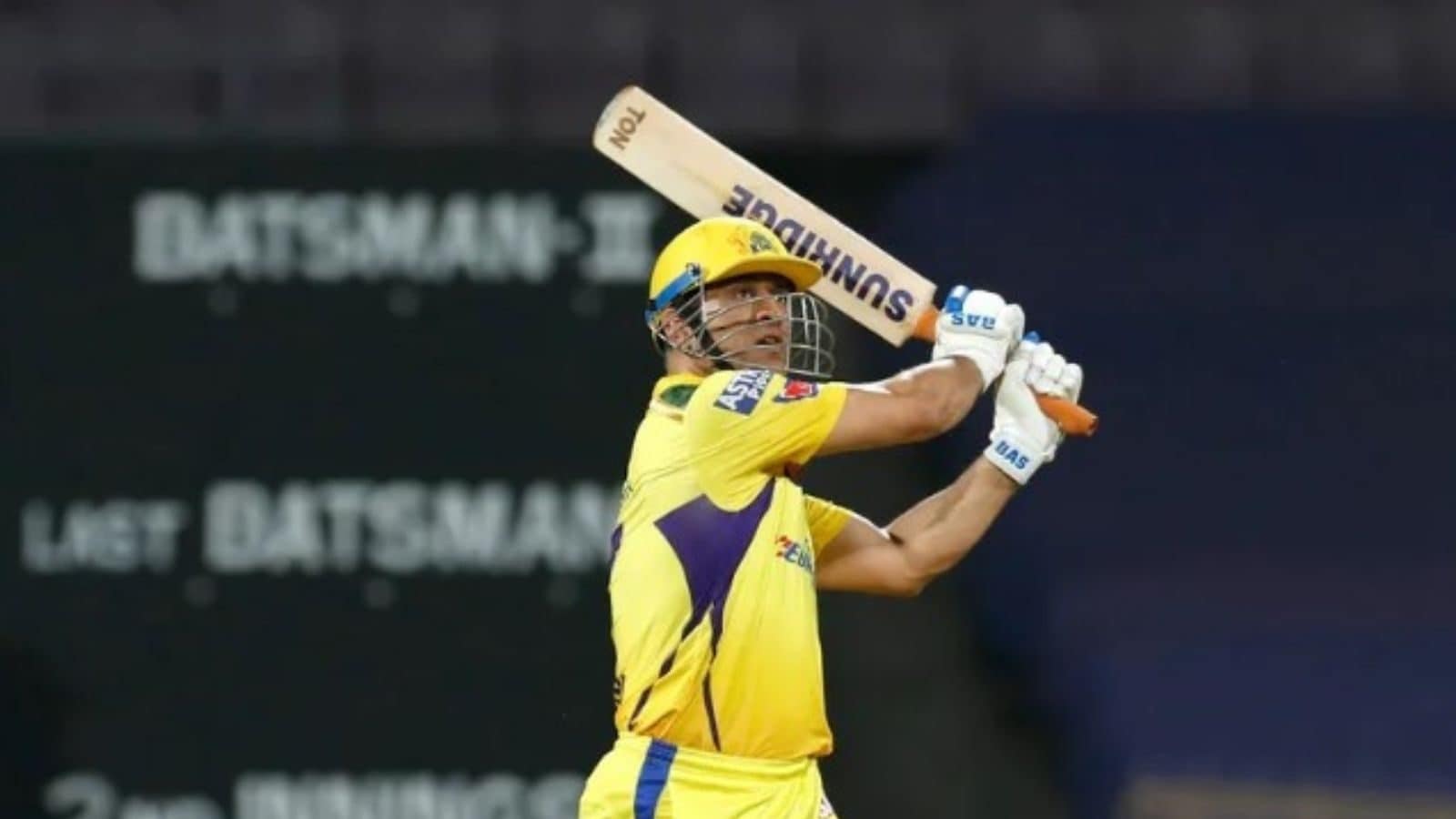 Ipl Ms Dhoni Goes For Hammer Marsh For A Great Six And Netizens