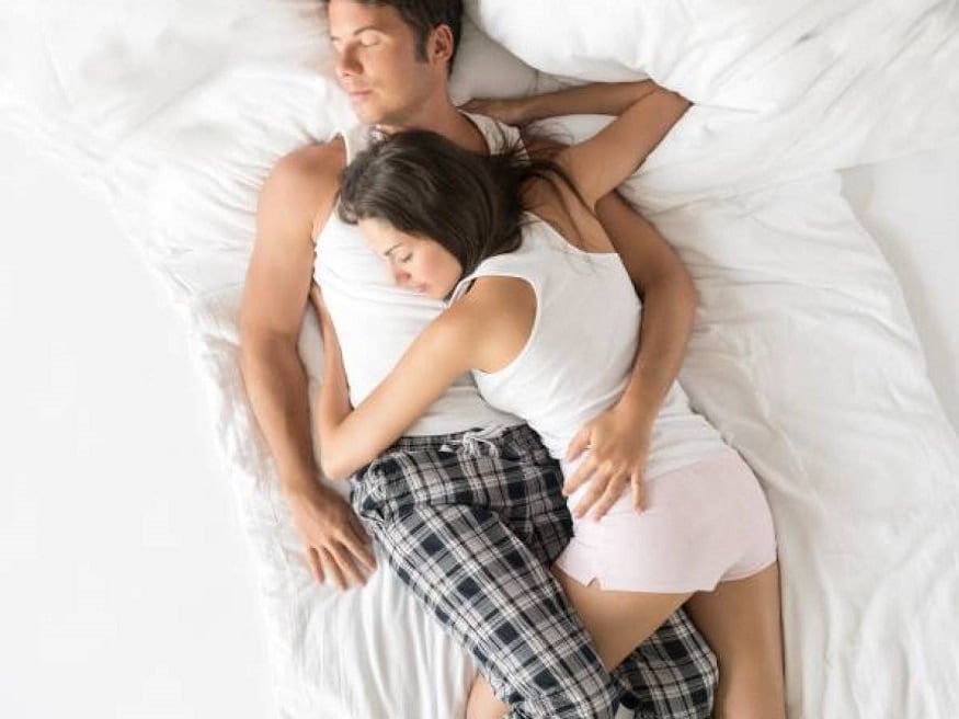 Жена с мужем в постели пробуют самые горячие позы камасутры
