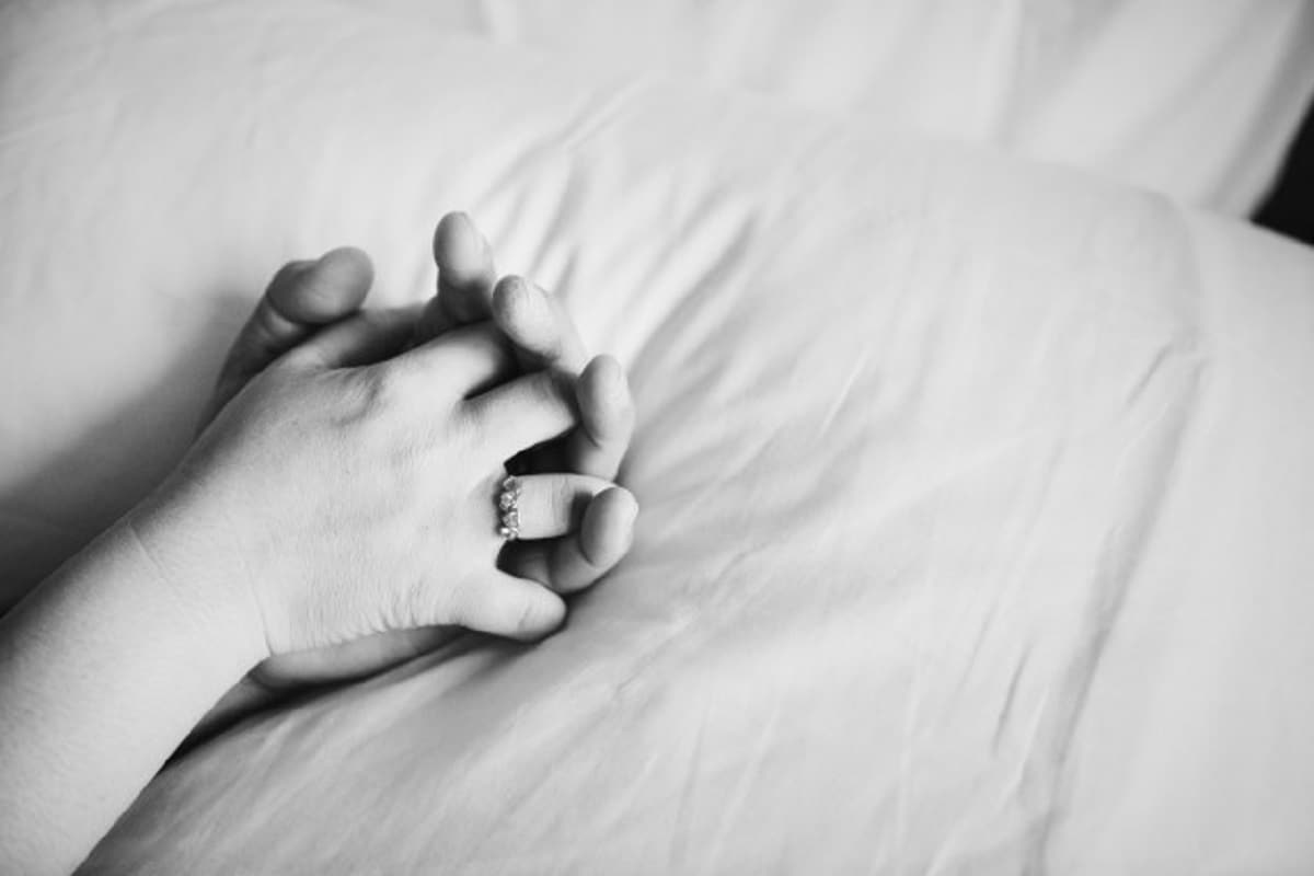 Лесбиянки на кровати теребят друг другу влажные дырочки пальчиками