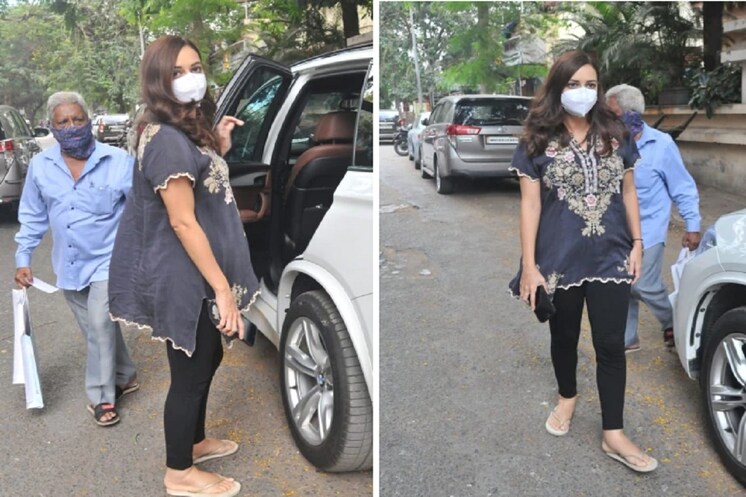 એન્ટરટેઇનમેન્ટ ડેસ્ક: બોલિવૂડ એક્ટ્રેસ દીયા મિર્ઝા (Dia Mirza)એ 15 ફેબ્રુઆરીનાં બિઝનેસમેન વૈભવ રેખી (Vaibhav Rekhi) સાથે લગ્ન કર્યાં હતાં. લગ્નનાં દોઢ મહિના બાદ એક્ટ્રેસે તેનાં ફેન્સ સાથે ગૂડ ન્યૂઝ શેર કરી હતી. તેણે તેની એક તસવીર શેર કરી તેની પ્રેગ્નેન્સીનો ખુલાસો કર્યો હતો. પ્રેગ્નેન્સી બાદ એક્ટ્રેસ શુક્રવારે મુંબઇમાં રુટીન ચેકઅપ માટે ક્લિનિકની બહાર સ્પોટ થઇ હતી.