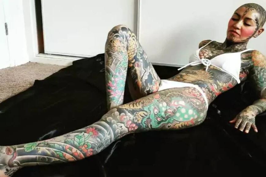 Татуированная мамочка Дана Весполи мастурбирует вагину игрушкой на столе