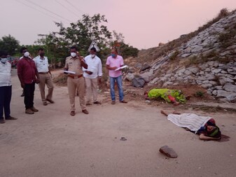 accident రోడ్డు దాటుతున్న మహిళలు ..అకస్మాత్తుగా కారు ఢీ ..అక్కడికక్కడే..