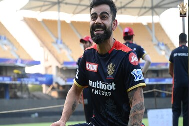 IPL 2021: ఫ్లైట్లో కోహ్లీపై పంచ్లు.. ఆర్సీబీ టీమ్ను విసిగించిన నాగ్.. ఫ్లైట్ టాయిలెట్లో తాళం వేసి.. ఆ తర్వాత