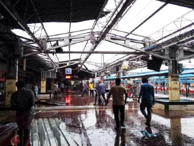 শুকুৰবাৰে ওড়িশাত প্ৰলয়ংকৰী ‘ফণী’ ঘূৰ্ণী বতাহে চলালে তাণ্ডৱ। পুৰীৰ আশে–পাশে থকা অঞ্চলসমূহত প্ৰতিঘণ্টাত ২৪৫ কিলোমিটাৰ বেগেৰে বতাহ বলিল। ইফালে, ভূৱনেশ্বৰত পৰিল ‘ফণী’ৰ কোপদৃষ্টি। ‘ফণী’ৰ বাবে ভূৱনেশ্বৰ ৰে’লৱে ষ্টেচন সম্পূৰ্ণৰূপে বিধ্বস্ত। চাদ, দুৱাৰ আৰু হৰ্ডিং উৰি গ’ল বতাহত। শুকুৰবাৰে ওড়িশাত প্ৰলয়ংকৰী ‘ফণী’ ঘূৰ্ণী বতাহে চলালে তাণ্ডৱ। পুৰীৰ আশে–পাশে থকা অঞ্চলসমূহত প্ৰতিঘণ্টাত ২৪৫ কিলোমিটাৰ বেগেৰে বতাহ বলিল। ইফালে, ভূৱনেশ্বৰত পৰিল ‘ফণী’ৰ কোপদৃষ্টি। ‘ফণী’ৰ বাবে ভূৱনেশ্বৰ ৰে’লৱে ষ্টেচন সম্পূৰ্ণৰূপে বিধ্বস্ত। চাদ, দুৱাৰ আৰু হৰ্ডিং উৰি গ’ল বতাহত।