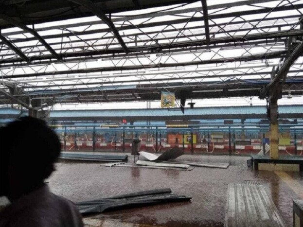 ভূৱনেশ্বৰ ৰে’লৱে ষ্টেচনৰ সমীপৰ বহুকেইটা অঞ্চলত গছ আৰু বিদ্যুতৰ খুঁটা বাগৰি পৰে। ধুমুহা শেষ নোহোৱা পৰ্যন্ত ৰে’লৱে প্ৰশাসনে লোকসকলক ৰে’লৱে ষ্টেচনৰ পৰা আঁতৰত থাকিবলৈ আহ্বান জনায়। ভূৱনেশ্বৰ ৰে’লৱে ষ্টেচনৰ সমীপৰ বহুকেইটা অঞ্চলত গছ আৰু বিদ্যুতৰ খুঁটা বাগৰি পৰে। ধুমুহা শেষ নোহোৱা পৰ্যন্ত ৰে’লৱে প্ৰশাসনে লোকসকলক ৰে’লৱে ষ্টেচনৰ পৰা আঁতৰত থাকিবলৈ আহ্বান জনায়।