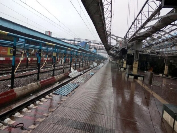 ‘ফণী’ ঘূৰ্ণী বতাহ পুৰীৰ সাগৰৰ পাৰত খুন্দা মৰাৰ ফলত বৰ্তমান স্থিৰ হৈ পৰিছে ধুমুহাৰ প্ৰভাৱ। ‘ফণী’ৰ ফলত ওড়িশাৰ ময়ুৰভঞ্জ জিলাত দুজন যুৱকৰ মৃত্যু হয়। মৃতকৰ সংখ্যা ১০গৰাকীলৈ বৃদ্ধি। ‘ফণী’ ঘূৰ্ণী বতাহ পুৰীৰ সাগৰৰ পাৰত খুন্দা মৰাৰ ফলত বৰ্তমান স্থিৰ হৈ পৰিছে ধুমুহাৰ প্ৰভাৱ। ‘ফণী’ৰ ফলত ওড়িশাৰ ময়ুৰভঞ্জ জিলাত দুজন যুৱকৰ মৃত্যু হয়। মৃতকৰ সংখ্যা ১০গৰাকীলৈ বৃদ্ধি।