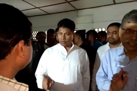 বোকাখাতৰ হাস্পতালত ছাডেন ভিজিট মন্ত্ৰী পীযূষ হাজৰিকাৰ, উপস্থিত নথকা চিকিৎসকক বৰ্খাস্ত বোকাখাতৰ হাস্পতালত ছাডেন ভিজিট মন্ত্ৰী পীযূষ হাজৰিকাৰ, উপস্থিত নথকা চিকিৎসকক বৰ্খাস্ত