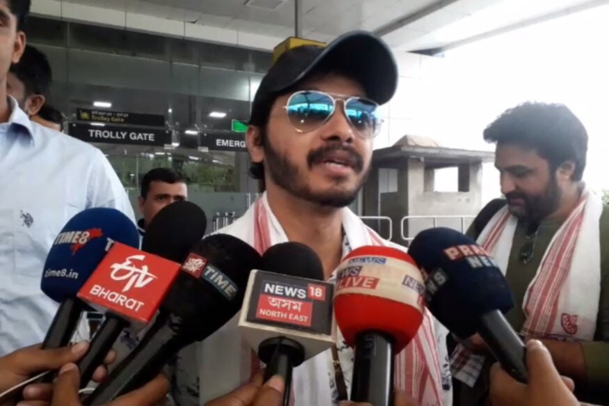  বিমাবন্দৰত দুয়োগৰাকীকে উষ্ম আদৰণী জনায় শুভাকাংক্ষীসকলে।