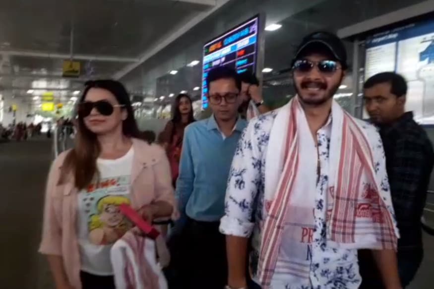  মহিমা চৌধুৰীয়ে অসমৰ মেখেলা–চাদৰ পিন্ধিয়ে বিবাহপাশত আবদ্ধ হোৱা বুলি জনায় ।