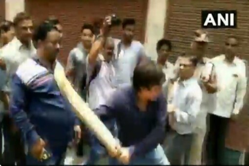 উচ্ছেদ চলাবলৈ যোৱা পৌৰ নিগমৰ কৰ্মচাৰীক ক্ৰিকেট বেটেৰে প্ৰহাৰ কৰিলে বিধায়কজনে।