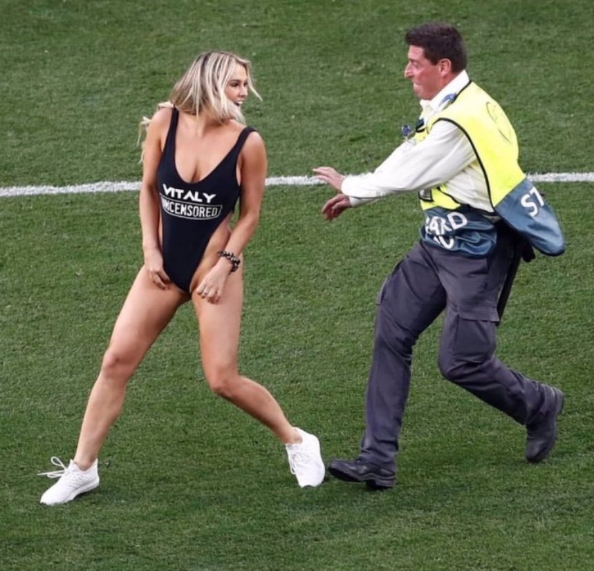  ছুইমছুট পিন্ধিয়েই চলি থকা খেলৰ মাজতে খেলপথাৰত প্ৰৱেশ কৰিলে মডেলগৰাকীয়ে