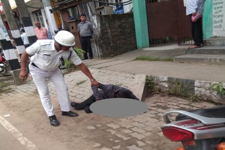 যোৰহাটত ৰাজপথতে যুৱকে ৰেপিলে নিজৰ ডিঙি যোৰহাটত ৰাজপথতে যুৱকে ৰেপিলে নিজৰ ডিঙি