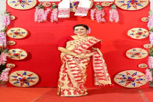 সংযুক্তা দত্তই জিজাইন কৰা অসমীয়া পৰম্পৰাগত সাজ পৰিধান কৰি সকলোকে চমক দিলে বলিউডৰ আগশাৰীৰ অভিনেত্ৰীয়ে
