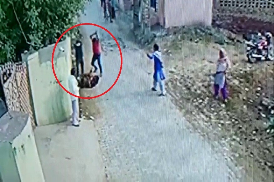 দাদৰী চহৰৰ এগৰাকী বিবাহিতা মহিলাক স্বামী আৰু দেওৰেকে মিলি বগৰাই বগৰাই লাঠীৰে মাৰধৰ কৰে। বাইকত অহা দুই ভাতৃয়ে ৰাজপথতে মহিলাগৰাকীক কৰে আক্ৰমণ। মহিলাগৰাকীয়ে সহায়ৰ বাবে বিচাৰিলে হাত কিন্তু পথচাৰী নিৰৱ হৈ চাই থাকিল এই নৃশংসতা। মহিলাগৰাকীক মাৰধৰ কৰাৰ পিছতে ঘটনাস্থলীৰপৰা পলায়ন কৰে ভাতৃদ্বয়ে। দাদৰী চহৰৰ এগৰাকী বিবাহিতা মহিলাক স্বামী আৰু দেওৰেকে মিলি বগৰাই বগৰাই লাঠীৰে মাৰধৰ কৰে। বাইকত অহা দুই ভাতৃয়ে ৰাজপথতে মহিলাগৰাকীক কৰে আক্ৰমণ। মহিলাগৰাকীয়ে সহায়ৰ বাবে বিচাৰিলে হাত কিন্তু পথচাৰী নিৰৱ হৈ চাই থাকিল এই নৃশংসতা। মহিলাগৰাকীক মাৰধৰ কৰাৰ পিছতে ঘটনাস্থলীৰপৰা পলায়ন কৰে ভাতৃদ্বয়ে।