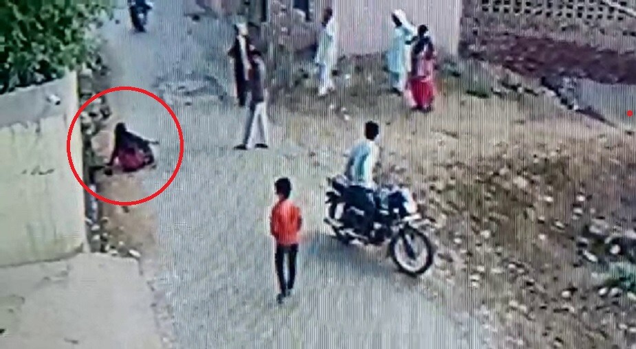 হংসাবাছৰ নিবাসী সুমন দেৱী চৰখী নিবাসী সুনীলৰ সৈতে বিবাহপাশত আবদ্ধ হৈছিল। বিবাহৰ পিছত পাৰিবাৰিক কন্দলৰ বাবে সুমনে শাহু–শহুৰৰ সৈতে দাদৰী চহৰত বাস কৰিছিল। পুত্ৰৰ পৰা পোৱা অশান্তিৰ বাবে সুমনৰ শহুৰে নিজৰ সকলো সম্পত্তি নাতিনীয়েকৰ নামত লিখি দিয়ে, ইয়াৰ পিছতে দুয়ো পক্ষৰ মাজত আৰম্ভ হৈছিল কন্দল। হংসাবাছৰ নিবাসী সুমন দেৱী চৰখী নিবাসী সুনীলৰ সৈতে বিবাহপাশত আবদ্ধ হৈছিল। বিবাহৰ পিছত পাৰিবাৰিক কন্দলৰ বাবে সুমনে শাহু–শহুৰৰ সৈতে দাদৰী চহৰত বাস কৰিছিল। পুত্ৰৰ পৰা পোৱা অশান্তিৰ বাবে সুমনৰ শহুৰে নিজৰ সকলো সম্পত্তি নাতিনীয়েকৰ নামত লিখি দিয়ে, ইয়াৰ পিছতে দুয়ো পক্ষৰ মাজত আৰম্ভ হৈছিল কন্দল।