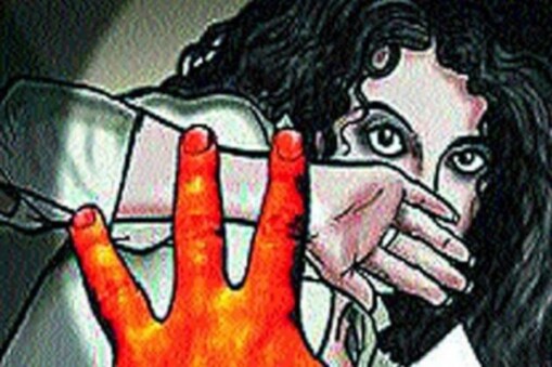 প্ৰথমে জোৰ কৰি পত্নীৰ মুখত ঢালি দিলে মদ। তাৰ পিছত ছটা পাষণ্ডৰ সৈতে মিলি স্বামী ৰূপী দানৱে পুত্ৰৰ সন্মুখতে ধৰ্ষণ কৰিলে পত্নীক। ঘটনাটো সংঘটিত হৈছিল বৃহস্পতিবাৰে কোৰালাত।