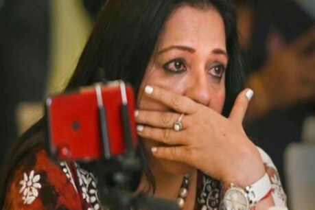 চকুপানী ঢাকি, হাঁহি হাঁহিয়েই যুৱৰাজক চিকিৎসাৰ সময়ত সাহস দিছিল মাতৃয়ে! চকুপানী ঢাকি, হাঁহি হাঁহিয়েই যুৱৰাজক চিকিৎসাৰ সময়ত সাহস দিছিল মাতৃয়ে!