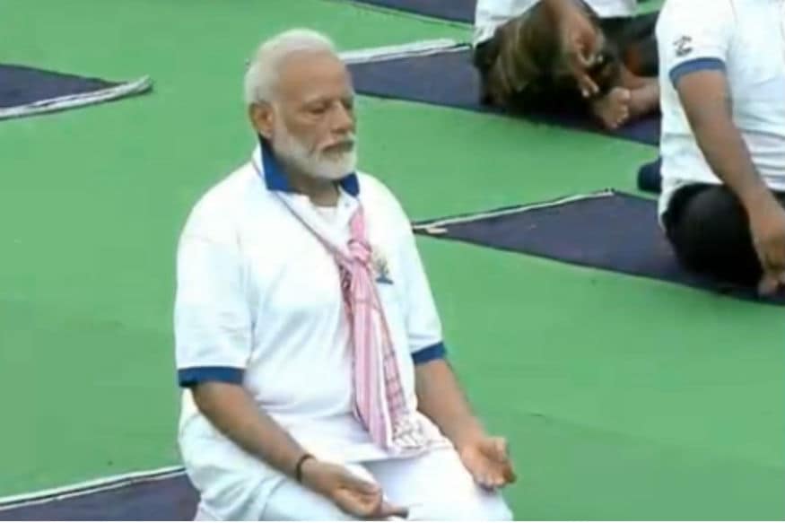 প্ৰধানমন্ত্ৰীগৰাকীয়ে কয়, যোগে সকলো ৰোগৰ নাশ কৰে, প্ৰধানমন্ত্ৰীগৰাকীয়ে পঞ্চমবাৰলৈ এনেদৰে যোগৰ ৰাজহুৱা কাৰ্যসূচীত অংশ লয়। প্ৰধানমন্ত্ৰীগৰাকীয়ে কয়, যোগে সকলো ৰোগৰ নাশ কৰে, প্ৰধানমন্ত্ৰীগৰাকীয়ে পঞ্চমবাৰলৈ এনেদৰে যোগৰ ৰাজহুৱা কাৰ্যসূচীত অংশ লয়।