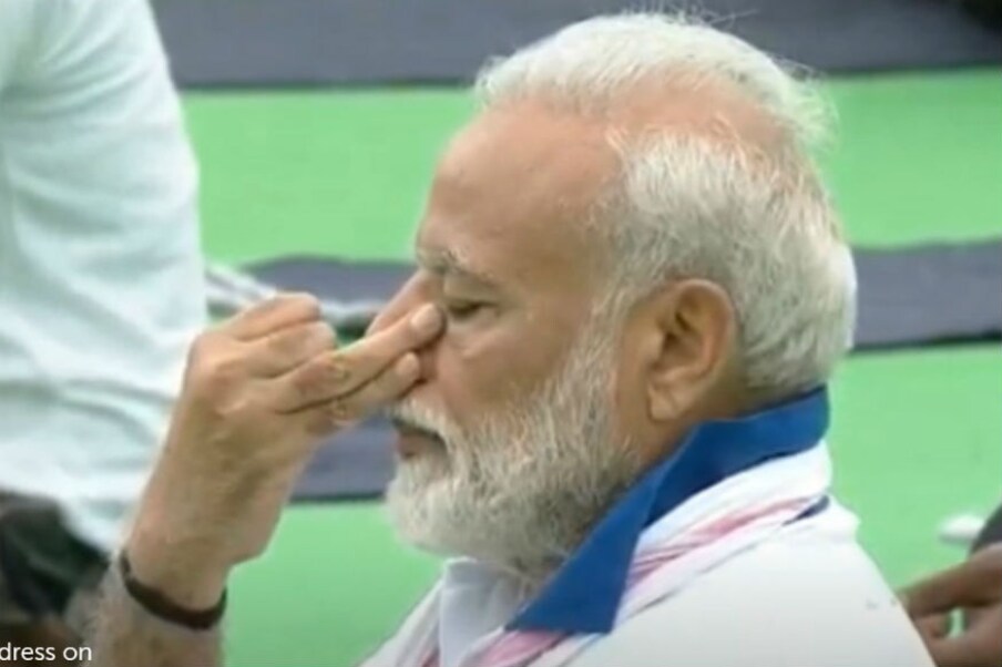  <br />প্ৰধানমন্ত্ৰী মোদীয়ে পঞ্চম আন্তঃৰাষ্ট্ৰীয় যোগ দিৱস উপলক্ষে ঝাৰখণ্ডৰ ৰাজধানী ৰাঁচীৰ প্ৰভাত তাৰা খেলপথাৰত যোগ কৰে। এই উপলক্ষ্যত<br />অজস্ৰজনৰ লগতে মোদীক সংগ দিয়ে ঝাৰখণ্ডৰ ৰাজ্যপাল দ্ৰুপদী মূৰ্মূ তথা ঝাৰখণ্ডৰ মুখ্যমন্ত্ৰী ৰঘুবৰ দাসে। যোগ কৰাৰ পূৰ্বে মোদীয়ে এক সৰু ভাষণো সম্বোধন কৰে।<br />তেওঁ যোগৰ মাহাত্ম্যৰ বিষয়ে ৰাইজক জনায়। ইয়াৰ লগতে যোগ কৰাৰ সময়ত দেখা গৈছিল প্ৰধানমন্ত্ৰী মোদীয়ে প্ৰতিটো আসন<br />অত্যন্ত নিপুণতাৰে কৰাৰ দৃশ্য। চাওক প্ৰধানমন্ত্ৰীৰ যোগ মুদ্ৰাৰ বিশেষ ছবি।