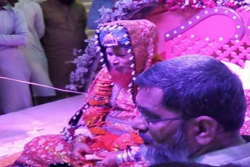 পাকিস্তানৰ সিন্ধু প্ৰান্তৰ এইগৰাকী ধৰ্মগুৰুৱে ৰাইজক দিয়ে ইছলামৰ শিক্ষা। কিন্তু ছচিয়েল মিডিয়াত ধৰ্মগুৰুৰ এই ৰূপ দেখি এতিয়া হতবাক পাকিস্তানৰ জনতা! পাকিস্তানৰ সিন্ধু প্ৰান্তৰ এইগৰাকী ধৰ্মগুৰুৱে ৰাইজক দিয়ে ইছলামৰ শিক্ষা। কিন্তু ছচিয়েল মিডিয়াত ধৰ্মগুৰুৰ এই ৰূপ দেখি এতিয়া হতবাক পাকিস্তানৰ জনতা!