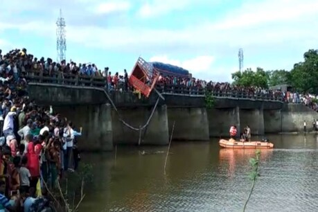 আৰক্ষীয়ে খেদি খেদি গুলীয়াইছিল ট্ৰাকত, সেই ট্ৰাকৰ খুন্দাত দুজনৰ মৃত্যু আৰক্ষীয়ে খেদি খেদি গুলীয়াইছিল ট্ৰাকত, সেই ট্ৰাকৰ খুন্দাত দুজনৰ মৃত্যু