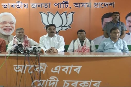 হিমন্ত বিশ্বই গামোচা পিন্ধাই ৰাজ্যিক বিজপিৰ কাৰ্যালয়লৈ আদৰিলে ভুবনেশ্বৰ কলিতাক