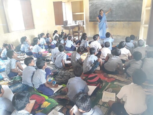 শিক্ষামন্ত্ৰী সিদ্ধাৰ্থ ভট্টাচাৰ্যৰ বাসগৃহৰ পৰা মাত্ৰ অলপ দূৰৈত অৱস্থিত চৰকাৰী বিদ্যালয়ৰ দুৰ্দশা