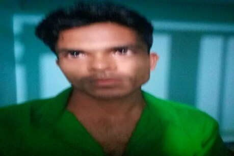 মহিলা চিকিত্সকৰ গাত হাত দি জালত আব্দুল মালেক মহিলা চিকিত্সকৰ গাত হাত দি জালত আব্দুল মালেক