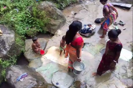 এটুপি বিশুদ্ধ খোৱা পানীৰ বাবে হাহাকাৰ, নিজৰাৰ লেতেৰা পানী খাই জীৱন নিৰ্বাহ কৰিবলগীয়া হৈছে স্থানীয় লোকে! এটুপি বিশুদ্ধ খোৱা পানীৰ বাবে হাহাকাৰ, নিজৰাৰ লেতেৰা পানী খাই জীৱন নিৰ্বাহ কৰিবলগীয়া হৈছে স্থানীয় লোকে!