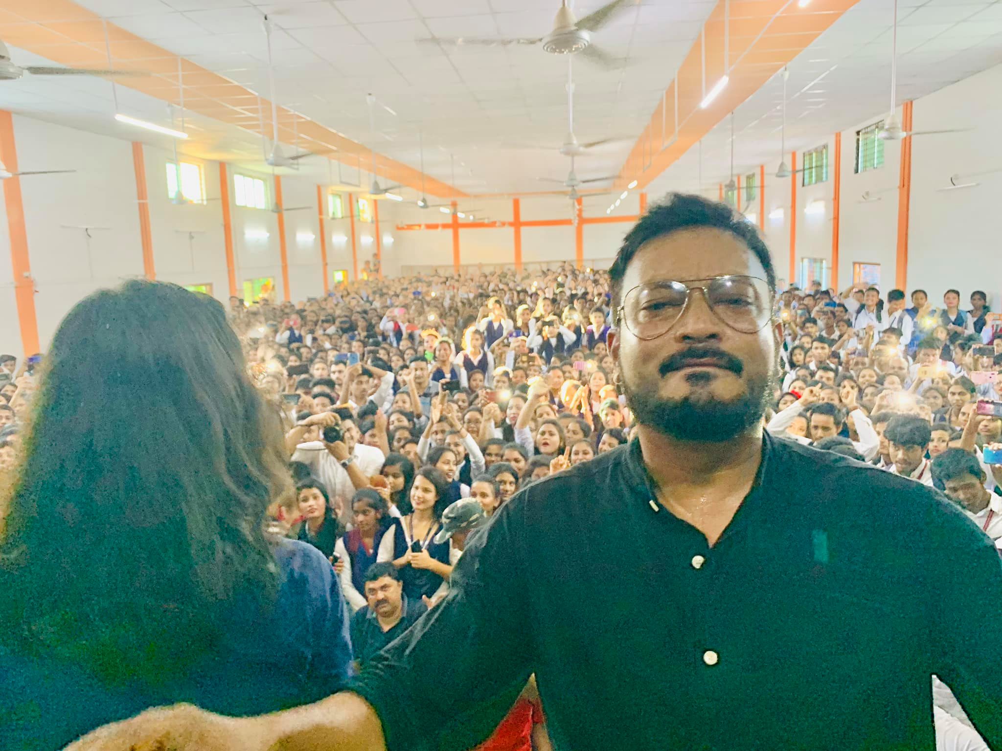 গুৱাহাটীৰ পিছত উজনি অসমত ব্যাপক প্ৰচাৰ চলালে টীম ৰত্নাকৰে। সকলোৰে মুখে মুখে এতিয়া ৰত্নাকক গীত, সংলাপ। গুৱাহাটীৰ পিছত উজনি অসমত ব্যাপক প্ৰচাৰ চলালে টীম ৰত্নাকৰে। সকলোৰে মুখে মুখে এতিয়া ৰত্নাকক গীত, সংলাপ।