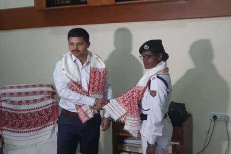 হিমাৰ প্ৰশংসাই আমাৰ মনোবল বৃদ্ধি কৰিব, নগাঁও SP–এ সম্বৰ্ধনা জনালে যান–বাহন আৰক্ষীৰ জোৱান ৰঞ্জুলা দেৱীক হিমাৰ প্ৰশংসাই আমাৰ মনোবল বৃদ্ধি কৰিব, নগাঁও SP–এ সম্বৰ্ধনা জনালে যান–বাহন আৰক্ষীৰ জোৱান ৰঞ্জুলা দেৱীক