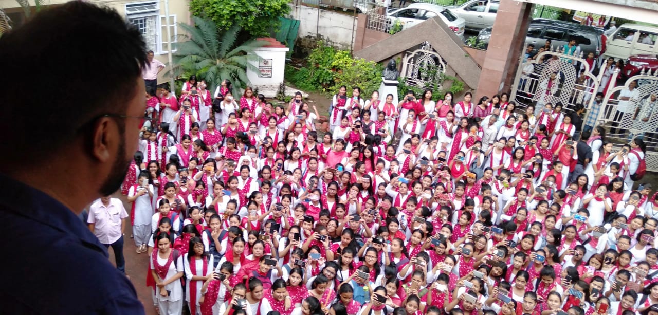 ৰত্নাকৰৰ প্ৰযোজক নৱনীতা শৰ্মায়ো জুবিন গাৰ্গৰ কাঞ্চনজংঘাৰ দৰেই ৰত্নাকৰকো ৰাইজে আদৰি লব বুলি আশা প্ৰকাশ কৰিছে। ৰত্নাকৰৰ প্ৰযোজক নৱনীতা শৰ্মায়ো জুবিন গাৰ্গৰ কাঞ্চনজংঘাৰ দৰেই ৰত্নাকৰকো ৰাইজে আদৰি লব বুলি আশা প্ৰকাশ কৰিছে।
