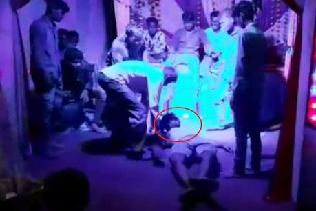 যুৱতীৰ সৈতে ‘নাগিন ডান্স’ কৰি থকা সময়তে যুৱকৰ মৃত্যু, কেনেকৈ? চাওক ভিডিঅ’ যুৱতীৰ সৈতে ‘নাগিন ডান্স’ কৰি থকা সময়তে যুৱকৰ মৃত্যু, কেনেকৈ? চাওক ভিডিঅ’