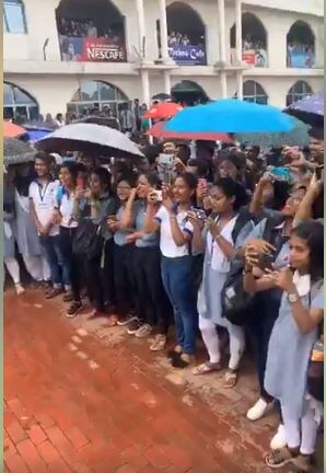 প্ৰথমে মহানগৰৰ University of Science and Technologyত ছাত্ৰ ছাত্ৰীৰ ব্যাপক হৰ্ষোল্লাসৰ মাজত ছবিখনৰ প্ৰচাৰ চলাই অভিনেতা যতীন বৰাৰ লগতে অন্যান্য সকলে। প্ৰথমে মহানগৰৰ University of Science and Technologyত ছাত্ৰ ছাত্ৰীৰ ব্যাপক হৰ্ষোল্লাসৰ মাজত ছবিখনৰ প্ৰচাৰ চলাই অভিনেতা যতীন বৰাৰ লগতে অন্যান্য সকলে।