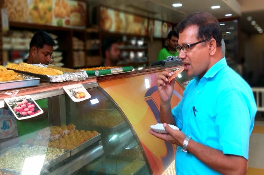 পূজা মানেই সুস্বাদু জেলেপীৰ সোৱাদ। দুৰ্গা পূজাৰ জেলেপীৰ মাদকতাই সুকীয়া। পূজাৰ বতৰত ভিন্ন প্ৰকাৰৰ জেলেপীৰে ভৰি পৰে মিঠাইৰ বিপণীসমূহ। কিন্তু আজি আমিক আপোনাক দেখুৱাম এখন বিশেষ বিপণী। যিখন বিপণীলৈ গ’লে আপুনি ল’ব পাৰিব জেলেপীৰ অনন্য সোৱাদ। (Photo : Niloy Bhattacharjee) পূজা মানেই সুস্বাদু জেলেপীৰ সোৱাদ। দুৰ্গা পূজাৰ জেলেপীৰ মাদকতাই সুকীয়া। পূজাৰ বতৰত ভিন্ন প্ৰকাৰৰ জেলেপীৰে ভৰি পৰে মিঠাইৰ বিপণীসমূহ। কিন্তু আজি আমিক আপোনাক দেখুৱাম এখন বিশেষ বিপণী। যিখন বিপণীলৈ গ’লে আপুনি ল’ব পাৰিব জেলেপীৰ অনন্য সোৱাদ। (Photo : Niloy Bhattacharjee)