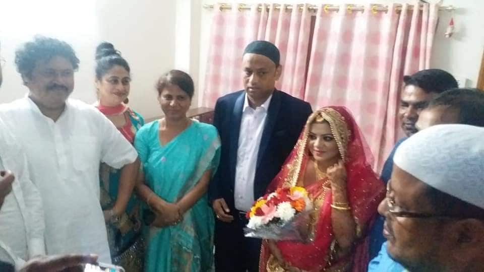 বিবাহ অনুষ্ঠানত উপস্থিত থাকে দুয়োগৰাকীৰে আত্মীয়–স্বজনৰ লগতে প্ৰাক্তন মন্ত্ৰী অজন্তা নেওগ, বিধায়ক ৰেকিবুদ্দিন আহমেদ, শ্বেৰমান আলী, ৱাজেদ আলী চৌধুৰী, কংগ্ৰেছ নেতা শান্তনু শৰ্মা, প্ৰাক্তন মন্ত্ৰী ৰকিবুল হুছেইনৰ পত্নীৰ লগতে বহু অভ্যাগত। (Photo : Facebook) বিবাহ অনুষ্ঠানত উপস্থিত থাকে দুয়োগৰাকীৰে আত্মীয়–স্বজনৰ লগতে প্ৰাক্তন মন্ত্ৰী অজন্তা নেওগ, বিধায়ক ৰেকিবুদ্দিন আহমেদ, শ্বেৰমান আলী, ৱাজেদ আলী চৌধুৰী, কংগ্ৰেছ নেতা শান্তনু শৰ্মা, প্ৰাক্তন মন্ত্ৰী ৰকিবুল হুছেইনৰ পত্নীৰ লগতে বহু অভ্যাগত। (Photo : Facebook)
