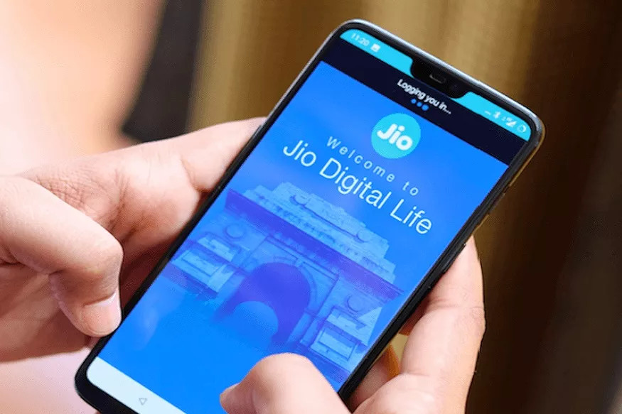 জিঅ’ই অহা বছৰ মুকলি কৰিব মেড ইন ইণ্ডিয়া 5G সেৱা- ৰিলায়েন্স ইণ্ডাষ্ট্ৰীজৰ ৪৩ সংখ্যক এ জি এমত অধ্যক্ষ মুকেশ আম্বানীয়ে সকলো বিনিয়োগকাৰীকে স্বাগতম জনায়। চেয়াৰমেন মুকেশ আম্বানীয়ে কয় যে, জিঅ’ই ইতিমধ্যে তৈয়াৰ কৰিলে মেড ইন ইণ্ডিয়া 5G চলুশ্যন। যি ভাৰতবৰ্ষত ৱৰ্ল্ড ক্লাচ 5G সেৱা প্ৰদান কৰিব। মুকেশ আম্বানীয়ে জিঅ’ৰ 5G চলুশ্যনক আত্মনিৰ্ভৰ ভাৰতৰ অংশ হিচাপে ঘোষণা কৰে। অহা বছৰৰ পৰা আৰম্ভ হ’বলগীয়া এই সেৱা ১০০ শতাংশই মেড ইন ইণ্ডিয়া হ’ব। জিঅ’ই অহা বছৰ মুকলি কৰিব মেড ইন ইণ্ডিয়া 5G সেৱা- ৰিলায়েন্স ইণ্ডাষ্ট্ৰীজৰ ৪৩ সংখ্যক এ জি এমত অধ্যক্ষ মুকেশ আম্বানীয়ে সকলো বিনিয়োগকাৰীকে স্বাগতম জনায়। চেয়াৰমেন মুকেশ আম্বানীয়ে কয় যে, জিঅ’ই ইতিমধ্যে তৈয়াৰ কৰিলে মেড ইন ইণ্ডিয়া 5G চলুশ্যন। যি ভাৰতবৰ্ষত ৱৰ্ল্ড ক্লাচ 5G সেৱা প্ৰদান কৰিব। মুকেশ আম্বানীয়ে জিঅ’ৰ 5G চলুশ্যনক আত্মনিৰ্ভৰ ভাৰতৰ অংশ হিচাপে ঘোষণা কৰে। অহা বছৰৰ পৰা আৰম্ভ হ’বলগীয়া এই সেৱা ১০০ শতাংশই মেড ইন ইণ্ডিয়া হ’ব।