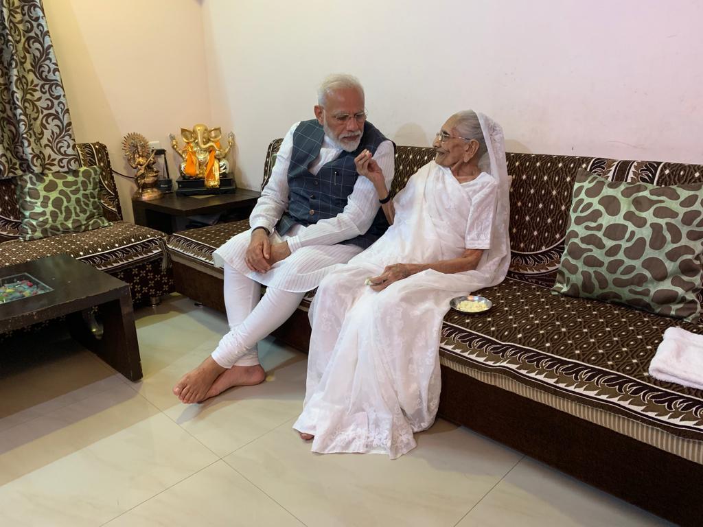 এনেদৰেই বিশেষ কাৰ্যসূচীৰ বাবে গুজৰাটলৈ যোৱা প্ৰধানমন্ত্ৰীগৰাকীয়ে কিছুসময়ৰ বাবে হ’লেও দেখা কৰে মাতৃক এনেদৰেই বিশেষ কাৰ্যসূচীৰ বাবে গুজৰাটলৈ যোৱা প্ৰধানমন্ত্ৰীগৰাকীয়ে কিছুসময়ৰ বাবে হ’লেও দেখা কৰে মাতৃক