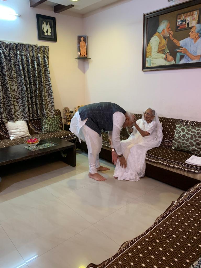 ব্যস্ততাৰ মাজতো গুজৰাটৰ গান্ধীনগৰস্থিত নিজ বাসগৃহত উপস্থিত হৈ মাতৃৰ সৈতে কিছু সময় পাৰ কৰিলে প্ৰধানমন্ত্ৰী নৰেন্দ্ৰ মোদীয়ে। ব্যস্ততাৰ মাজতো গুজৰাটৰ গান্ধীনগৰস্থিত নিজ বাসগৃহত উপস্থিত হৈ মাতৃৰ সৈতে কিছু সময় পাৰ কৰিলে প্ৰধানমন্ত্ৰী নৰেন্দ্ৰ মোদীয়ে।