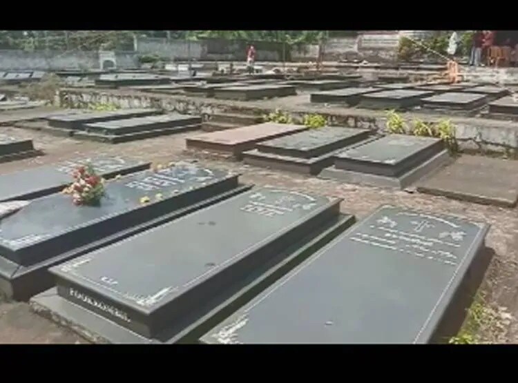 নেৰানেপেৰাকৈ জেৰাৰ পিছত অৱশেষত জলিয়ে নিজৰ অপৰাধ স্বীকাৰ কৰে। তাই শ্বাজুৰ সৈতে এফালে বিয়া হ’ব খুজিছিল আনহাতে চকু আছিল থমাছ পৰিয়ালৰ সম্পত্তিৰ ওপৰতো আছিল। ইয়াৰ পিছতে আৰক্ষীয়ে জলিক চায়নাইডৰ যোগান ধৰা আৰু দুজন ব্যক্তিকো গ্ৰেপ্তাৰ কৰে। (DEMO PHOTO) নেৰানেপেৰাকৈ জেৰাৰ পিছত অৱশেষত জলিয়ে নিজৰ অপৰাধ স্বীকাৰ কৰে। তাই শ্বাজুৰ সৈতে এফালে বিয়া হ’ব খুজিছিল আনহাতে চকু আছিল থমাছ পৰিয়ালৰ সম্পত্তিৰ ওপৰতো আছিল। ইয়াৰ পিছতে আৰক্ষীয়ে জলিক চায়নাইডৰ যোগান ধৰা আৰু দুজন ব্যক্তিকো গ্ৰেপ্তাৰ কৰে। (DEMO PHOTO)