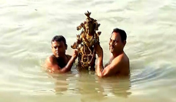 উমানন্দ ঘাটৰ ত্ৰিশূল হোটেলৰ ৰান্ধনী চানু আলীৰ দৈনিক ব্ৰহ্মপুত্ৰত গৈ গা ধোৱা নিয়ম ৷ যোৱা শনিবাৰে দুপৰীযা প্ৰায় চাৰে বাৰ মান বজাত আগৰদৰে চানু আলিয়ে নিজৰ ৰন্ধাবঢ়া শেষ কৰি লৰালৰিকৈ গৈছিল ব্ৰহ্মপুত্ৰলৈ গা ধোৱাৰ বাবে ৷ উমানন্দ ঘাটৰ ত্ৰিশূল হোটেলৰ ৰান্ধনী চানু আলীৰ দৈনিক ব্ৰহ্মপুত্ৰত গৈ গা ধোৱা নিয়ম ৷ যোৱা শনিবাৰে দুপৰীযা প্ৰায় চাৰে বাৰ মান বজাত আগৰদৰে চানু আলিয়ে নিজৰ ৰন্ধাবঢ়া শেষ কৰি লৰালৰিকৈ গৈছিল ব্ৰহ্মপুত্ৰলৈ গা ধোৱাৰ বাবে ৷