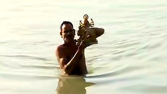 'আচৰিত ভাবে মই পুনৰ গণেশৰ মূৰ্তি উদ্ধাৰ কৰিবলৈ সক্ষম হলো ৷ দুটা মূৰ্তি উদ্ধাৰৰ পিচতে মই মূৰ্তি দুটা মোৰ হোটেলৰ মালিকক দেখুৱালো ৷ মালিকে লগে লগে আৰক্ষীক ফোন কৰে ৷' চানু আলি বৰ্তমান তিনিদিনৰ ছুটিত ঘৰত আছে ৷ 'আচৰিত ভাবে মই পুনৰ গণেশৰ মূৰ্তি উদ্ধাৰ কৰিবলৈ সক্ষম হলো ৷ দুটা মূৰ্তি উদ্ধাৰৰ পিচতে মই মূৰ্তি দুটা মোৰ হোটেলৰ মালিকক দেখুৱালো ৷ মালিকে লগে লগে আৰক্ষীক ফোন কৰে ৷' চানু আলি বৰ্তমান তিনিদিনৰ ছুটিত ঘৰত আছে ৷
