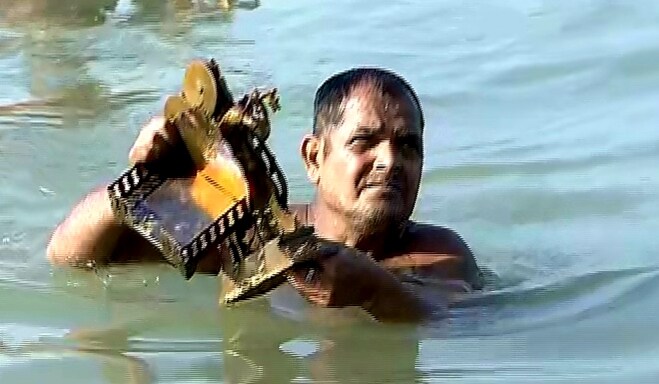 চানুৱে গা ধোৱাৰ বাবে লাহে লাহে ব্ৰহ্মপুত্ৰৰ পানীত নামি গৈছিল ৷ পানীত কিছু দ’ লৈ নামি চানু আলীয়ে ডুব মাৰে পানীত ৷ চানুৱে গা ধোৱাৰ বাবে লাহে লাহে ব্ৰহ্মপুত্ৰৰ পানীত নামি গৈছিল ৷ পানীত কিছু দ’ লৈ নামি চানু আলীয়ে ডুব মাৰে পানীত ৷