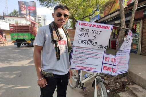 অৱসৰপ্ৰাপ্ত জোৱানজনে NEWS18ক কয় - ‘এগৰাকী সৈনিক হিচাপে জাতিৰ হৈ যুঁজিবলৈ ওলাই আহিছো। কেবৰ বাবেই চাকৰি এৰিছিলো আৰু কেবৰ বিৰুদ্ধে প্ৰতিবাদ কৰি যাম।’