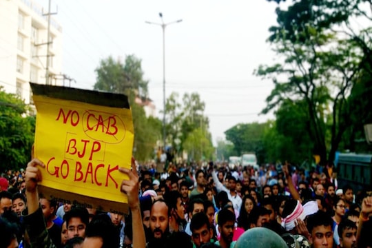 মহানগৰীৰ লাচিত নগৰত আৰক্ষীৰ গুলীত আহত যুৱক
